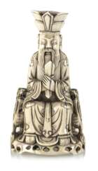 Feine Elfenbeinfigur eines sitzenden daoistischen Offiziellen
