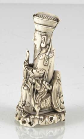Feine Elfenbeinfigur eines sitzenden daoistischen Offiziellen - photo 2