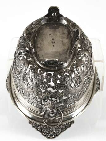 Durchbrochen gearbeitete Schale aus Silber mit Drachendekor und Voalkartuschen - фото 3