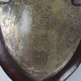 In Holz gerahmte Metallplakette mit Aufschrift 'da zhan jing lun' - photo 2