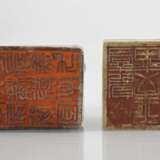 Zwei Specksteinsiegel mit Shishi- und Krötendekor - фото 3