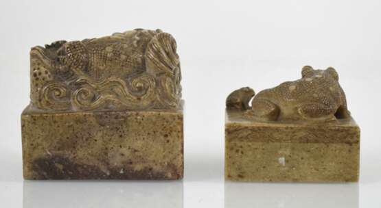 Zwei Specksteinsiegel mit Shishi- und Krötendekor - Foto 4
