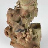 Pinselbecher aus Speckstein in Form eines Baumstammes mit Weinreben - photo 3