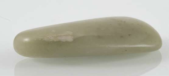 Papiergewicht in Form eines Kieselsteins aus hellgrüner Jade - photo 2