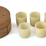 Set von sieben Jadebechern in einer runden Bambusdose - Foto 1