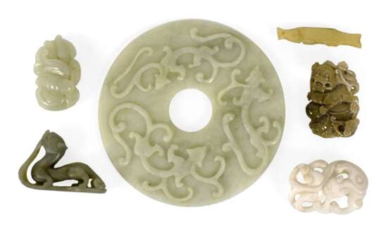Sechs Jade-Arbeiten, u. a. eine Bi-Scheibe mit Reliefdekor - Foto 1