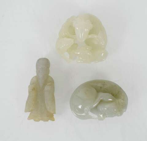 Sechs Schnitzereien von Figuren und Tieren, u. a. aus Jade - Foto 2
