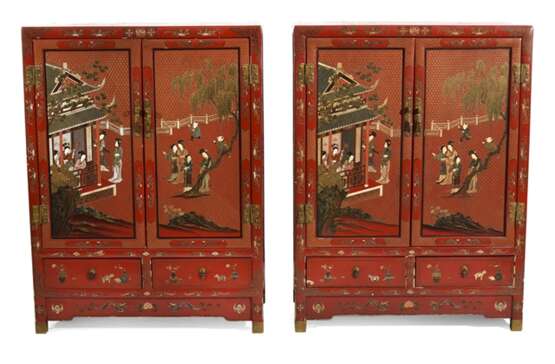 Paar rot lackierte Schränke mit eingelegtem Figurendekor - фото 1