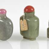 Gruppe von drei Snuffbottles aus seladonfarbener Jade - фото 2