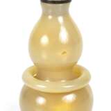Snuffbottle in Kalebassenform mit beweglichem Ring aus hellbeigem Achat - Foto 1