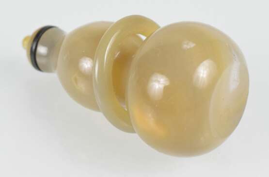 Snuffbottle in Kalebassenform mit beweglichem Ring aus hellbeigem Achat - Foto 2