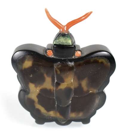 Snuffbottle aus Schildpatt in Form eines Schmetterlings, Stopper mit Koralle und Malachit - фото 1