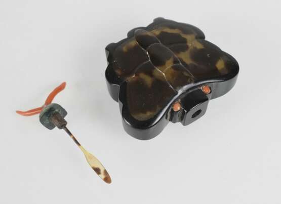 Snuffbottle aus Schildpatt in Form eines Schmetterlings, Stopper mit Koralle und Malachit - фото 2