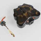 Snuffbottle aus Schildpatt in Form eines Schmetterlings, Stopper mit Koralle und Malachit - photo 2