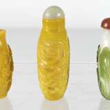 Drei Snuffbottles aus Glas, eine mit grünem Überfangglas - фото 3