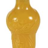 Snuffbottle in Form einer Flasche aus gelbem Glas mit Aufschrift - Foto 1