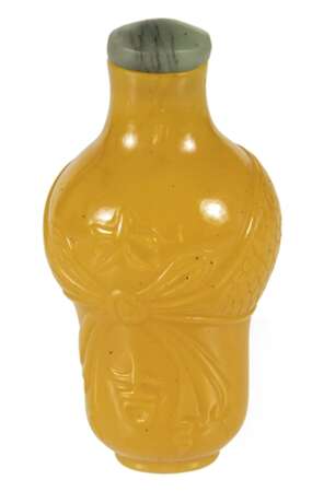 Snuffbottle in Form einer Flasche aus gelbem Glas mit Aufschrift - Foto 1