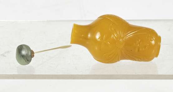 Snuffbottle in Form einer Flasche aus gelbem Glas mit Aufschrift - Foto 2