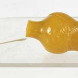 Snuffbottle in Form einer Flasche aus gelbem Glas mit Aufschrift - photo 2