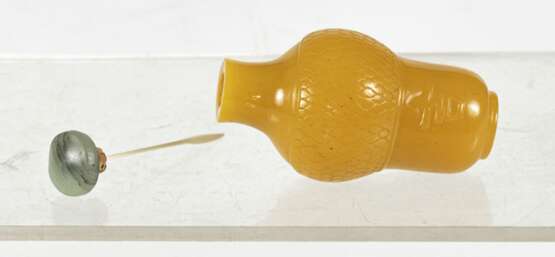 Snuffbottle in Form einer Flasche aus gelbem Glas mit Aufschrift - Foto 3