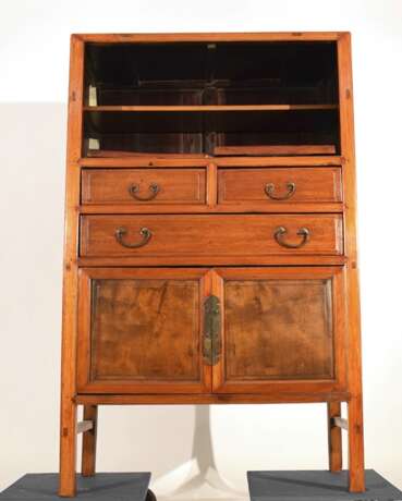 Zweitüriger Hartholz-Kabinettschrank mit drei Schüben - photo 2