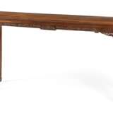 Altartisch aus Hartholz mit floral geschnitzten Zargen und hohen Beinen, Tisch und Stand - Foto 1