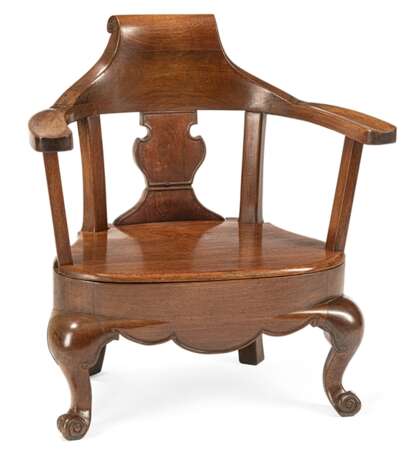 Niedriger Stuhl mit breiten Armlehnen aus Hartholz und Stuhl in Form einer Beamtenmütze - фото 1