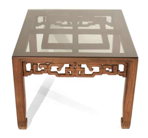 Flacher Tisch aus Hartholz mit Glasplatte - фото 1