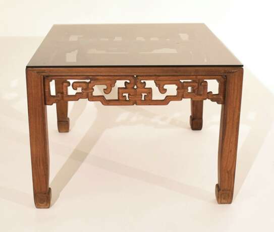 Flacher Tisch aus Hartholz mit Glasplatte - photo 2