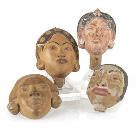 Vier Holzschnitzereien in Form von Masken - Foto 1