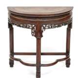 Halbrunder Tisch aus Hartholz mit geschnitzter Zarge - photo 1