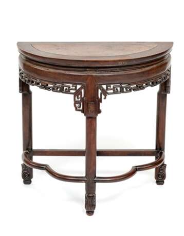 Halbrunder Tisch aus Hartholz mit geschnitzter Zarge - фото 1