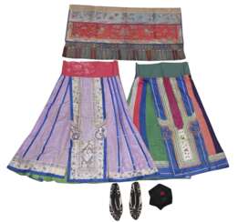 Konvolut Textilien, darunter zwei Seidenplissee-Röcke