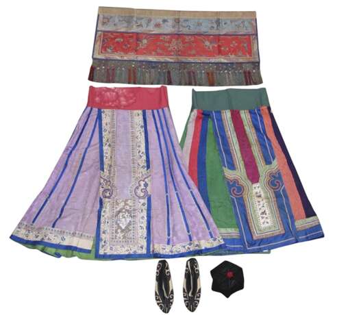 Konvolut Textilien, darunter zwei Seidenplissee-Röcke - Foto 1