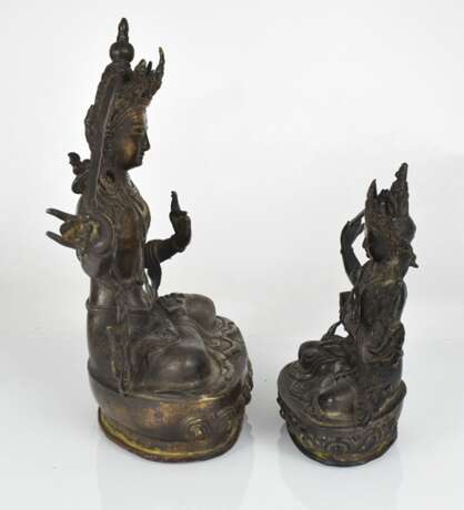 Zwei Bronzefiguren des Manjushri - photo 3