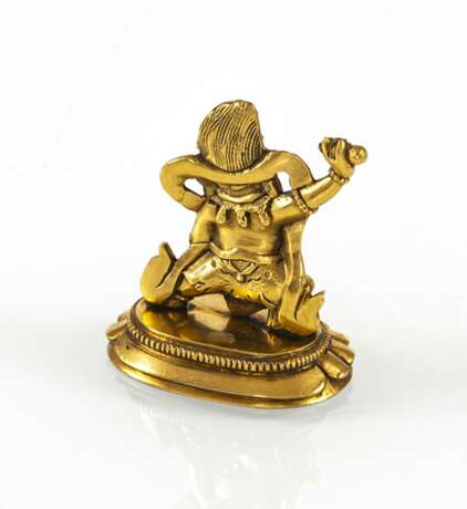 Feuervergoldete Miniaturbronze des Vajrapani auf einem Lotossockel - Foto 3