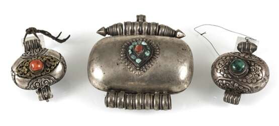 Drei Amulett-Dosen, teils in Silber oder Kupfer gearbeitet, unter anderem Korall-/Türkisbesatz - Foto 1