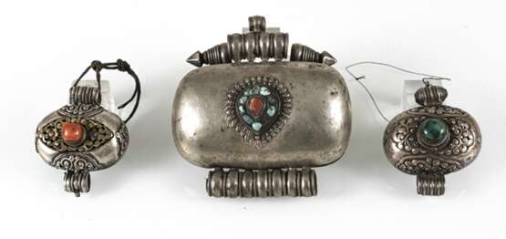 Drei Amulett-Dosen, teils in Silber oder Kupfer gearbeitet, unter anderem Korall-/Türkisbesatz - Foto 2