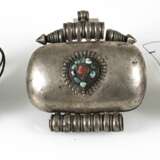 Drei Amulett-Dosen, teils in Silber oder Kupfer gearbeitet, unter anderem Korall-/Türkisbesatz - Foto 2