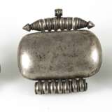 Drei Amulett-Dosen, teils in Silber oder Kupfer gearbeitet, unter anderem Korall-/Türkisbesatz - photo 4