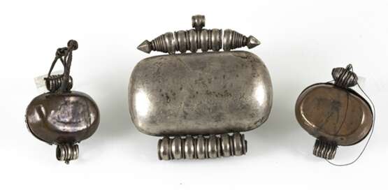 Drei Amulett-Dosen, teils in Silber oder Kupfer gearbeitet, unter anderem Korall-/Türkisbesatz - photo 4