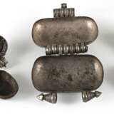 Drei Amulett-Dosen, teils in Silber oder Kupfer gearbeitet, unter anderem Korall-/Türkisbesatz - Foto 5