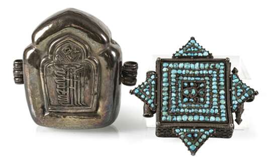 Gau aus Silber und Deckel einer Amulett-Dose mit Türkisbesatz - photo 1