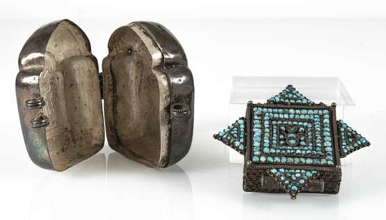 Gau aus Silber und Deckel einer Amulett-Dose mit Türkisbesatz - Foto 4