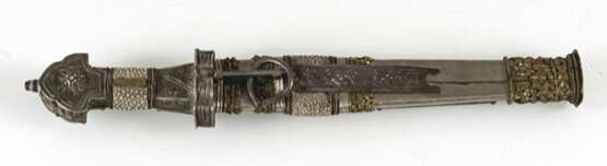 Knochentrompete mit Silberbeschlägen und Kurzschwert mit Fischhaut und Beschlägen - Foto 3