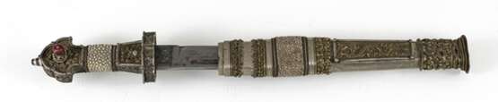 Knochentrompete mit Silberbeschlägen und Kurzschwert mit Fischhaut und Beschlägen - фото 5