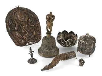 Konvolut Kunstgewerbe, u. a. Ghanta, Deckeldose aus Silber, Kupferrelief, Horn