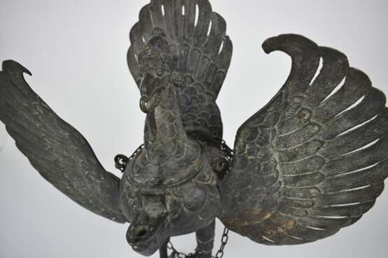 Bronze-Weihrauchbrenner in Form eines mythologischen Vogels - фото 4