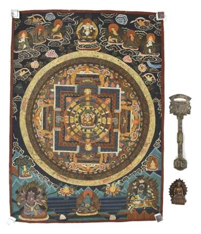Thangka mit Mandala-Darstellung, Bronze des Buddha Shakyamuni und ein Ritualgegenstand - Foto 1