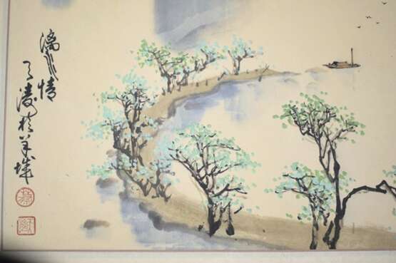 Zwei gerahmte Malereien, eine Flusslandschaft und eine Libelle mit Bambus - Foto 2